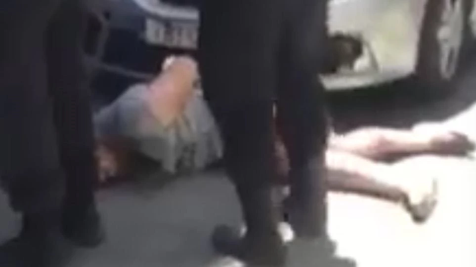 Ένοικοι πολυκατοικίας στην Κουμουνδούρου ξυλοκόπησαν διαρρήκτη (Βίντεο)